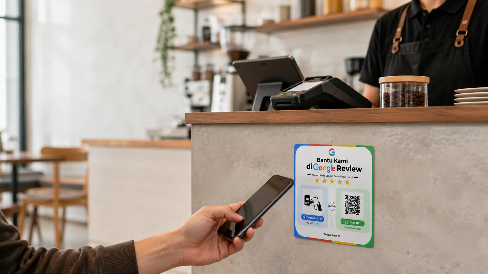 Kartu NFC Review terpasang di meja kasir kafe dan dipakai dengan ponsel